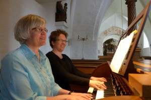 Foto af de 4-hændige organister i Asperup. Maj 2015